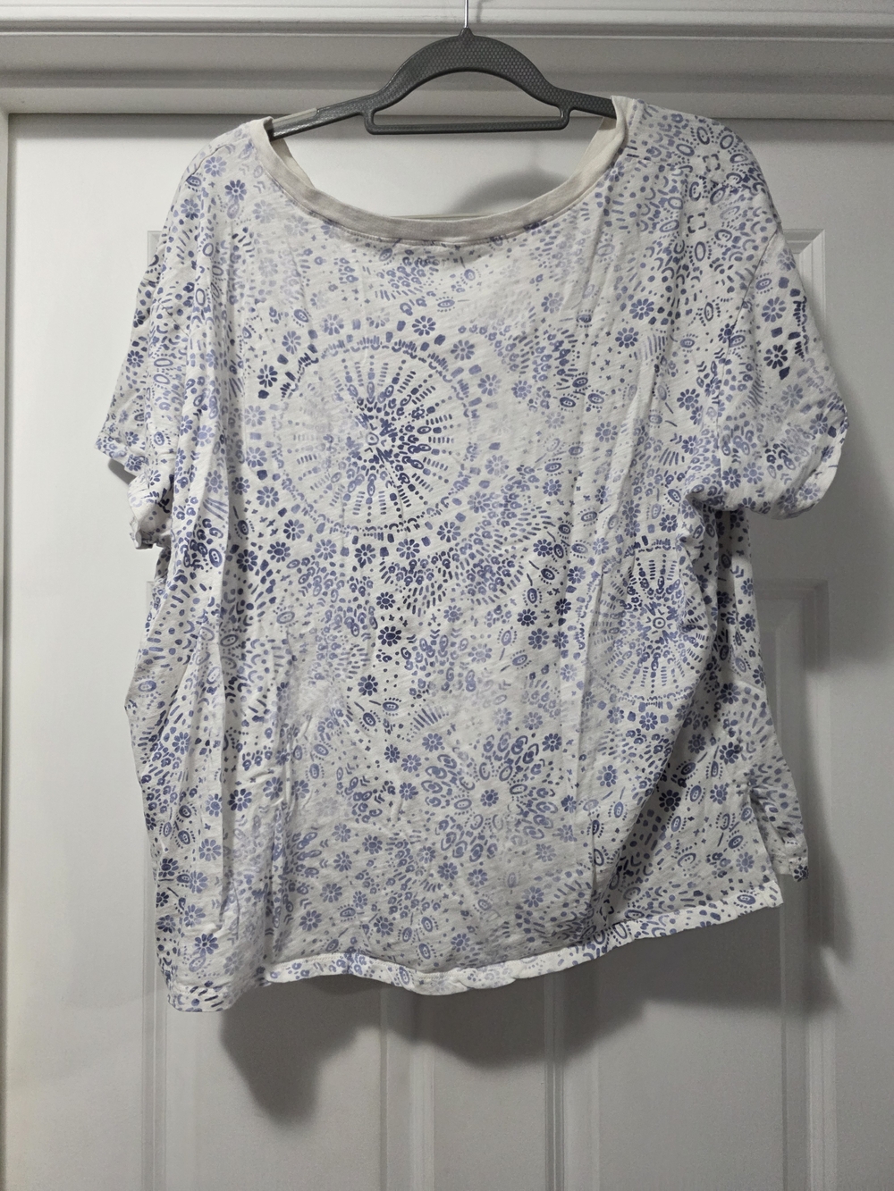 torrid White V-Neck Tee with Blue Medallion Pattern - Picture 3 of 3
